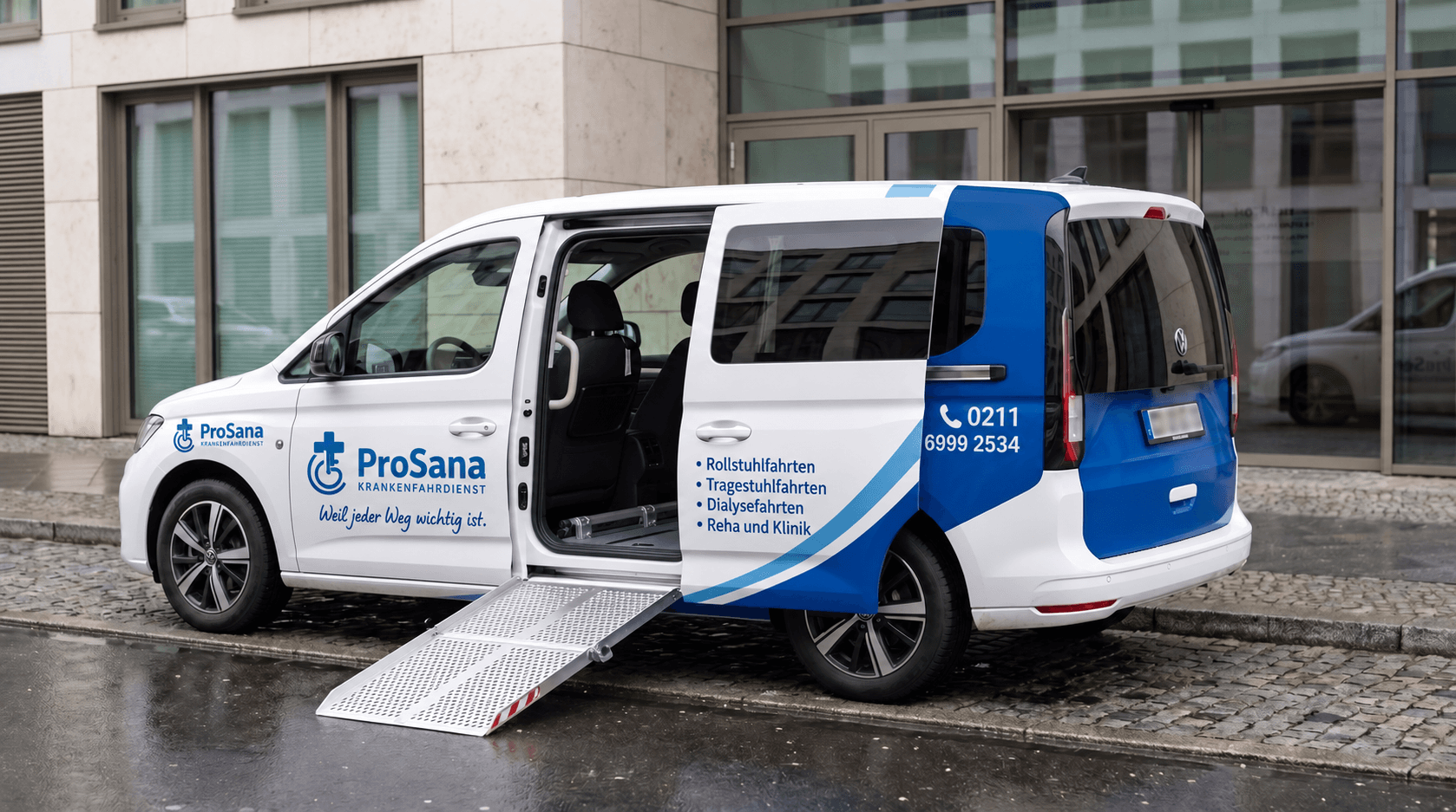 ProSana-Fahrzeug mit geöffneter Schiebetür und ausgeklappter Rollstuhlrampe