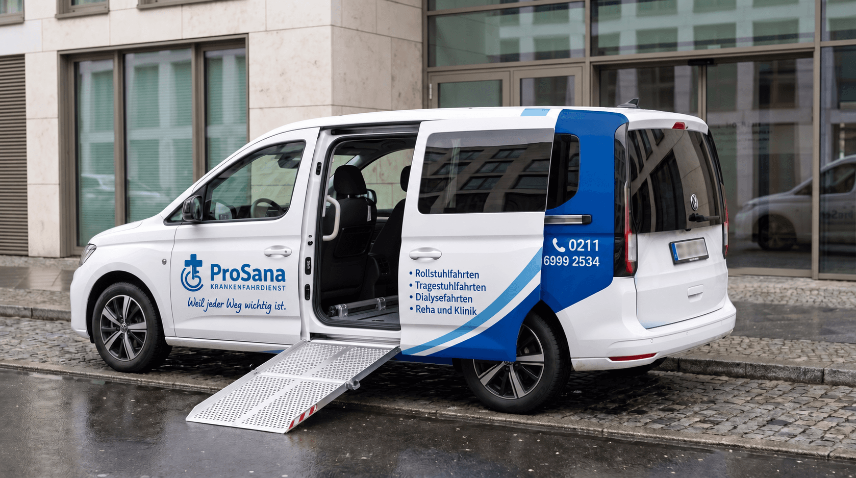 ProSana-Fahrzeug mit geöffneter Schiebetür und ausgeklappter Rollstuhlrampe